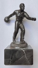 alte Bronzierte Metallfigur eines Keglers o. Bowling - Sporttrophäe Auszeichnung