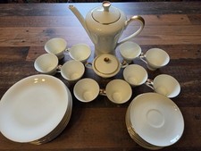 Edelstein-Geschirr-Set mit Goldrand, Service für 10 Personen aus Porzellan.