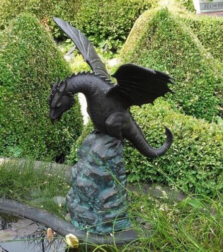 Bronzefigur drache auf felsen - bronzefigur,