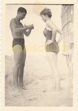 alte Fotografie . Junges Paar am  Strand im Badeanzug .  um 1955  ( C 9 )