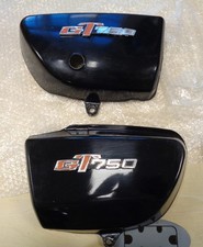 Suzuki GT750 Seitenteile mit Plaketten 1974-1977