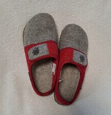 Bequeme Hausschuhe / Pantoffel in grau-rot mit Klett, Gr. 39,   Zustand  Neu