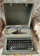 Triumph Kofferschreibmaschine Reiseschreibmaschine Durabel Oliv, mit Schlüssel