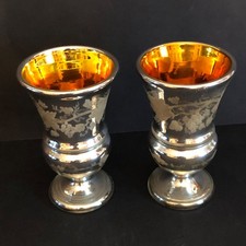 2x Antike Fußbecher Bauernsilber  Trauben Weinreben Muster bemalt  verschlossen 