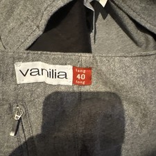 um eine Hose der Marke Vanilia