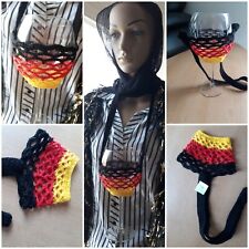 Weinglashalter gehäkelt schwarz/rot/gelb zum Umhängen Nr. 4