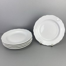 Fünf weiße Kuchenteller