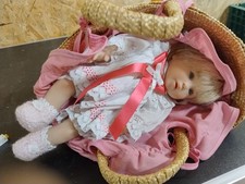 Kinderpuppe im Tragekorb Lag