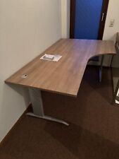 Praktischer Schreibtisch für Büro und Home-Office, Metallgestell und Kablelf.