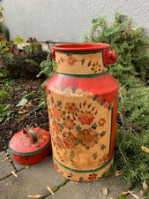 rote Milchkanne mit