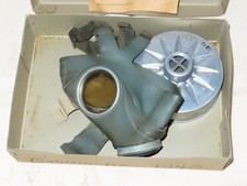 Volksgasmaske mit Karton und