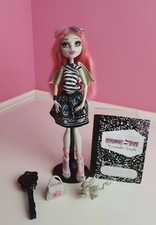 K31) Monster high Rochelle Goyle + Haustier Roux + Zubehör: Diary+Bürste+Ständer