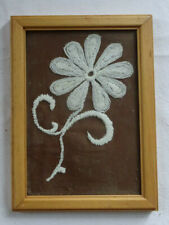 alter heller Stand- Bilderrahmen mit gestickten Blumen