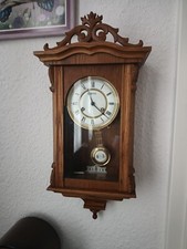 Hermle-Wanduhr im Holzgehäuse und in einwandfreiem Zustand.