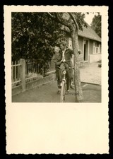 Junges paar sitzt gemeinsam - junges,
