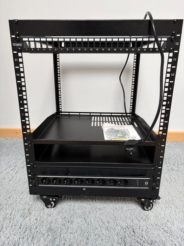 Server rack mit - mit, offenem