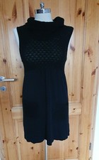 Schwarzer Trägerrock mit Strickoberteil und Wasserfallkragen  Gr. 36