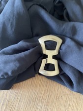 Goldfarbene Tuchspange. Pierre Lang . 