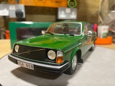 Volvo 244 DL 1975 in grün - Kult Maßstab 1:18