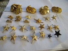 Diverse russische Abzeichen und Knöpfe