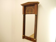 Biedermeier Spiegel Mahagoni mit Säulen und Schinkeldach um 1820
