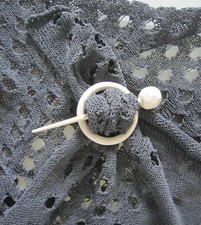 RINGSCHLIESSE - Poncho + Strick-Verschluss Schmucknadel Ziernadel Fibel WEISS