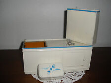 Spülstein aus Blech mit Wassertank.