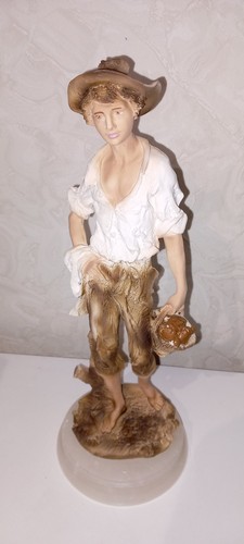 Bauernjungen figur mit pilzen - bauernjungen,