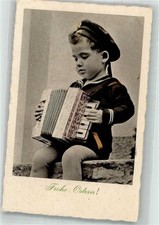 38131728 - Kind Ziehharmonika