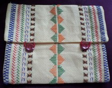 Stofftasche, gelb, selbst bestickt, mit zwei Knöpfen