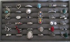 Konvolut Modeschmuck  34 Ringe bunt gemischt mit Organizer / B-09