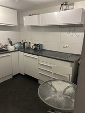 Küchenzeile mit Herd, Ofen und Spühlbecken