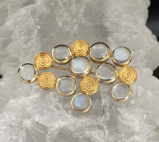 Käthe Ruckenbrod. Wertvolle Brosche in 750er Gelbgold besetzt mit 9 Mondsteine.