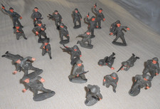 27 NVA Soldaten Massefiguren