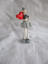 langbeinige Figur Junge mit Herz