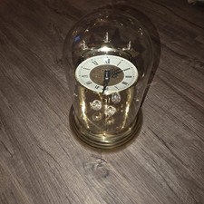 Antike tischuhr mit glaskuppel - tischuhr,