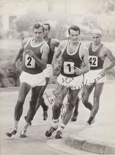 Autogrammfoto vom mehrfachen Olympiasieger   LA  * Peter Frenkel  DDR *