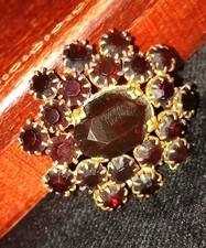 Alte Strassbrosche Granatglasstein (J)