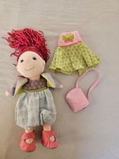 süsse Stoffpuppe mit roten