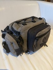 Zeck Hip&Shoulder Bag + Zeck Tackle Box WP (gefüllt mit Köder von Zeck)