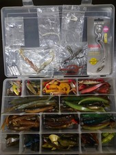 Köderbox Raubfisch, ca 70Stk - Gummifische, Twister, Spinner - gebr. teilw. Neu