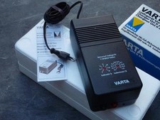 Ladegerät Uni II mit Timer des Herstellers VARTA 1,2-12V ,1-1A 1-10 Ni-Cd Zellen
