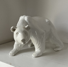 Großer schreitender Eisbär