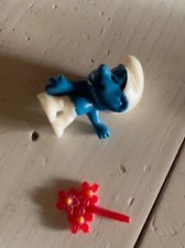 1 Schlumpf Schüchterne mit roter steckbarer Blume 