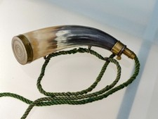 Altes Pulverhorn aus Horn und Messing