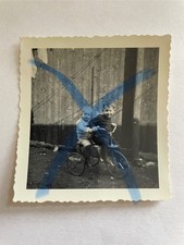altes orig. s/w Foto zwei Kinder auf Dreirad im Hof Vintage