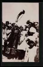 AK Zwei indische Frauen in traditionaller Kleidung, dahinter bläst ein Mann in  