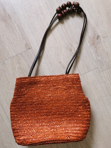 Schicke korbtasche mit deko - korbtasche,