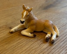 Schleich Pferd 13292 Haflinger Fohlen liegend