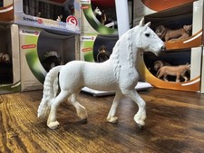 Schleich Pferd 82867 Exclusive  weißer Friese Hengst Sondermodell Ohne Fähnchen 